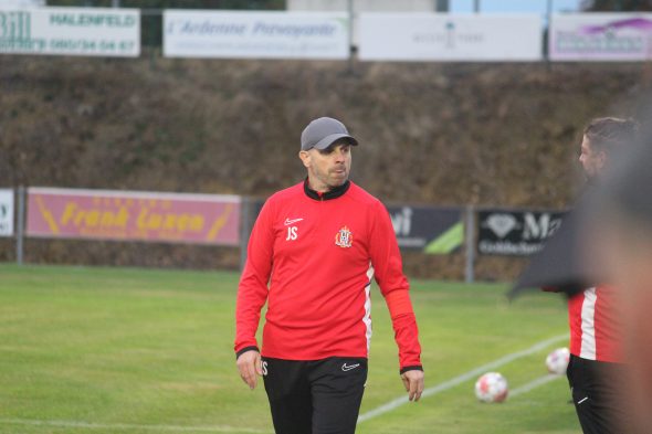 Rechts Trainer Jérôme Stark