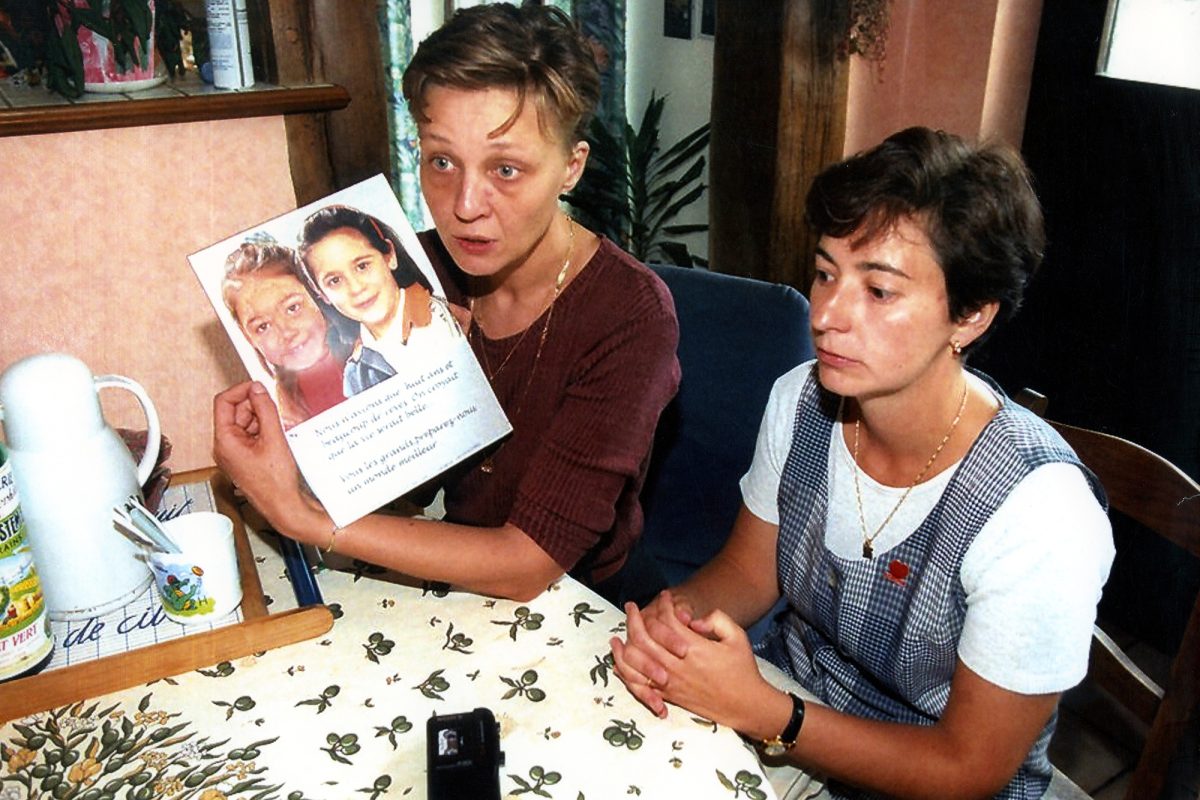 Die Mutter von Melissa, Carine Russo, und die Mutter von Julie, Louisa Lejeune, mit dem Fahndungsbild ihrer Töchter
