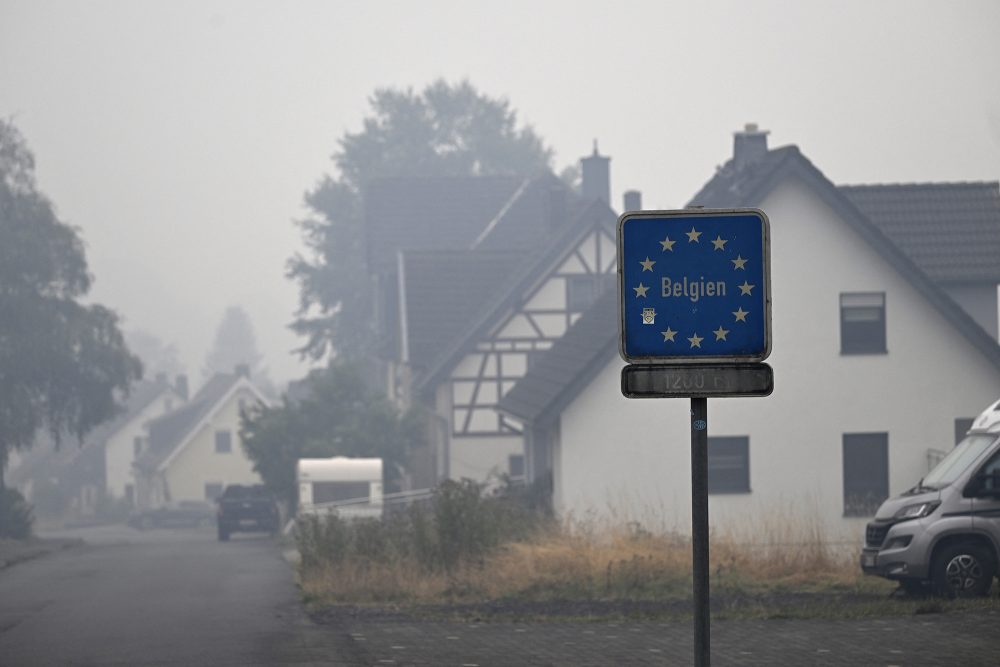 Verrauchte Luft in Kalterherberg, im Vordergrund das Grenzschild zu Belgien