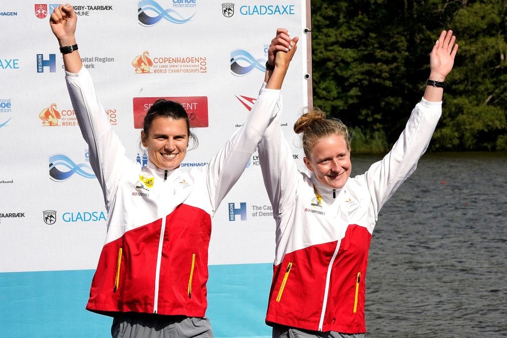 Lize Broekx (li.) und Hermien Peters freuen sich über Bronze