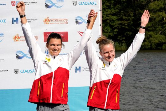 Lize Broekx (li.) und Hermien Peters freuen sich über Bronze