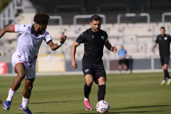 Nicolas Gavory kämpft während eines Freundschaftsspiels zwischen der KAS Eupen und dem RFC Seraing am 8. August um den Ball