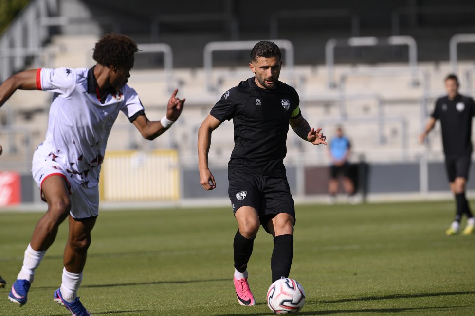 Nicolas Gavory kämpft während eines Freundschaftsspiels zwischen der KAS Eupen und dem RFC Seraing am 8. August um den Ball