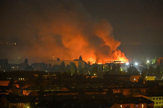 Nach russischen Angriffen ist in Kiew Feuer ausgebrochen (Bild vom 5. August 2026)