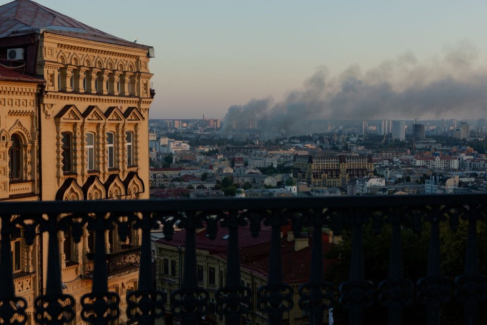 Rauchschwaden steigen über der ukrainischen Hauptstadt Kiew auf