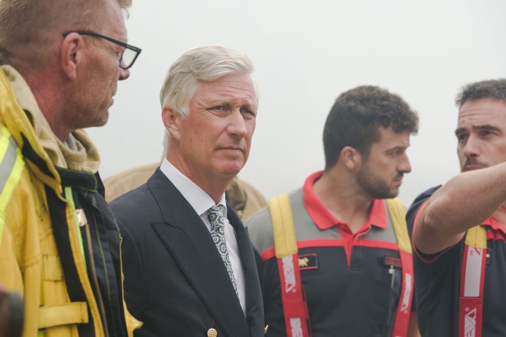 König Philippe mit Rettungskräften im Hohen Venn - im Hintergrund dichter Nebel