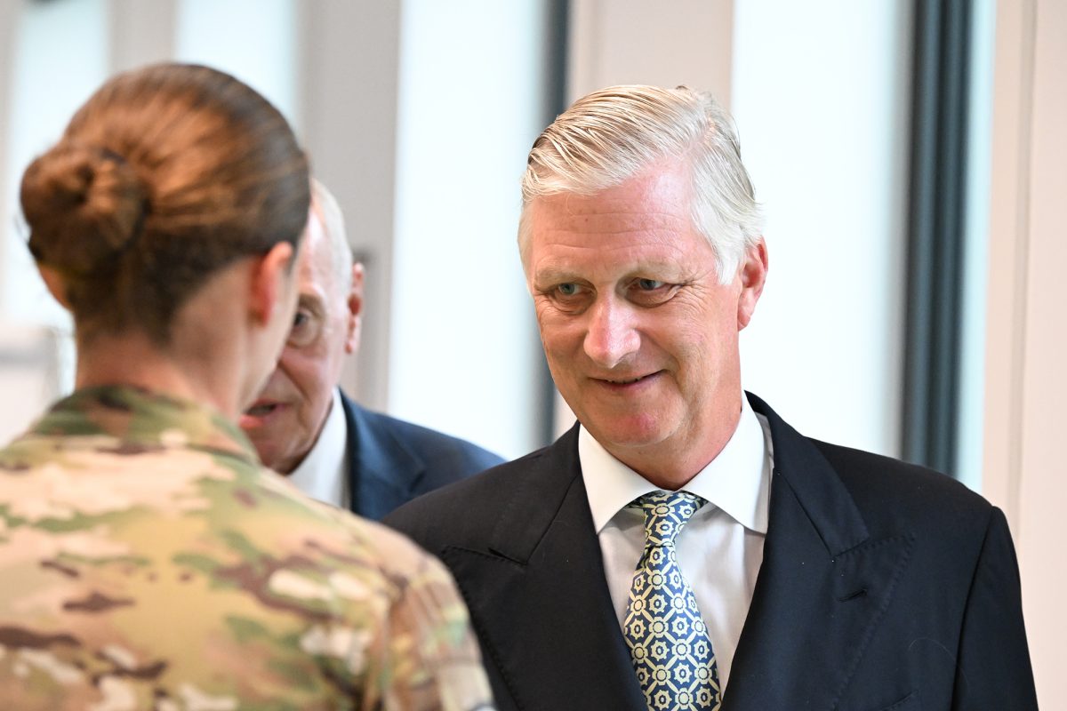 König Philippe spricht mit einer Armeeangehörigen