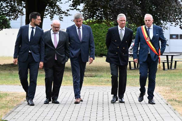 Der wallonische MP Adrien Dolimont, Innenminister Bernard Quintin, Vizepremier Jan Jambon, König Philippe, Provinzgouverneur Hervé Jamar