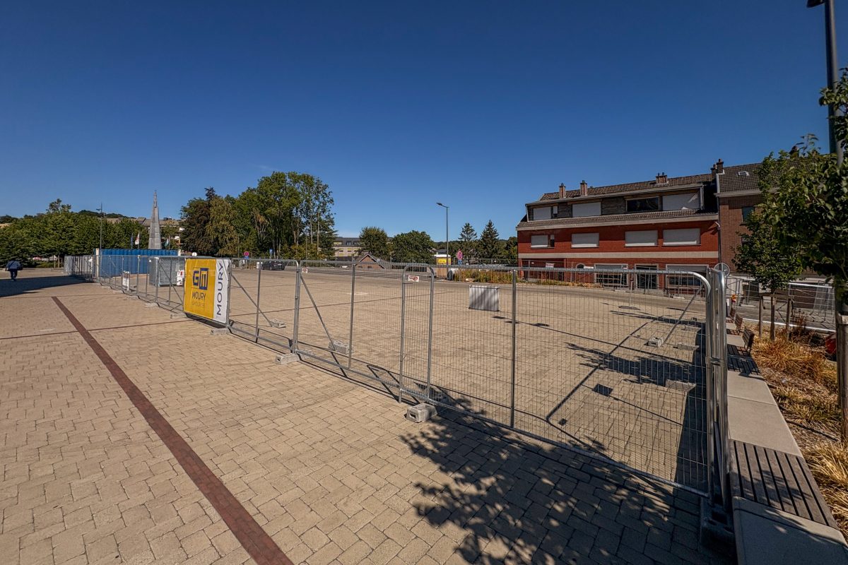 Bauzaun quer über den Kirchplatz