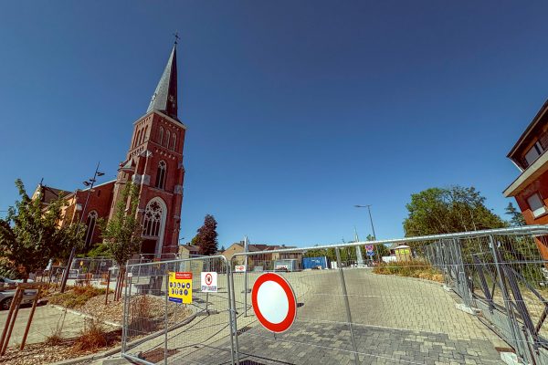 Bauzaun am Kirchplatz, links im Bild die Kirche