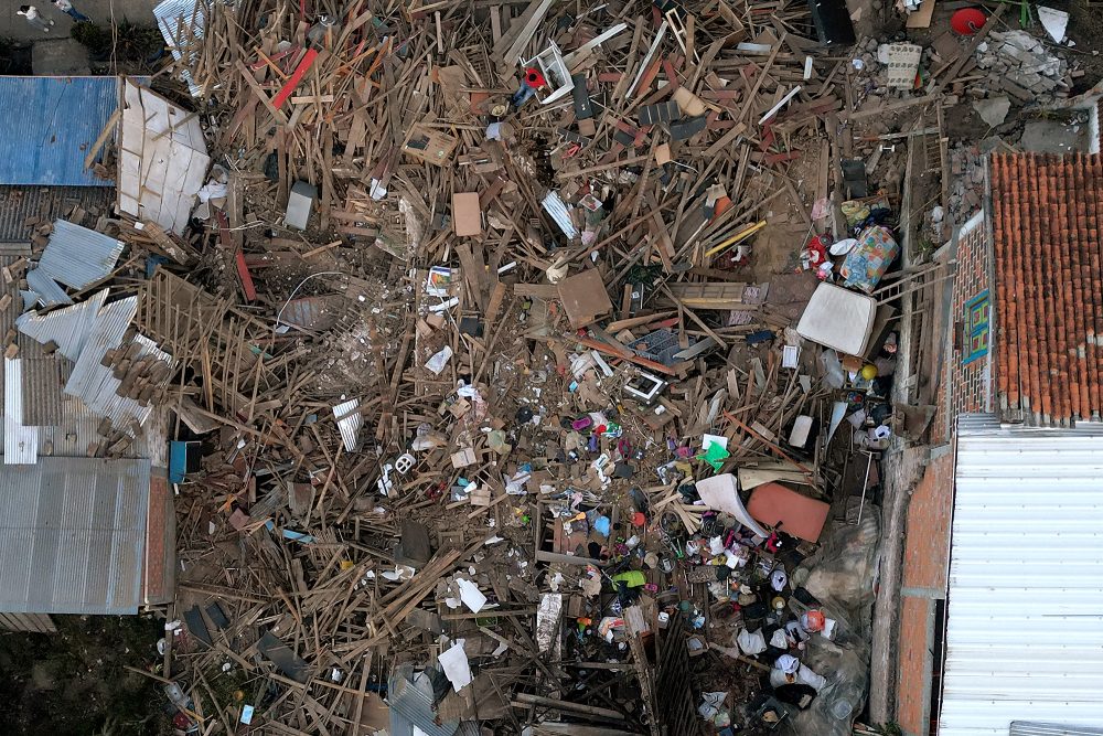 Luftaufnahme eines durch das Erdbeben zerstörten Hauses in der kolumbianischen Stadt El Cairo