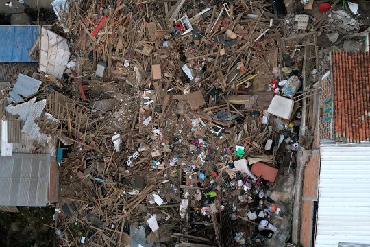 Luftaufnahme eines durch das Erdbeben zerstörten Hauses in der kolumbianischen Stadt El Cairo