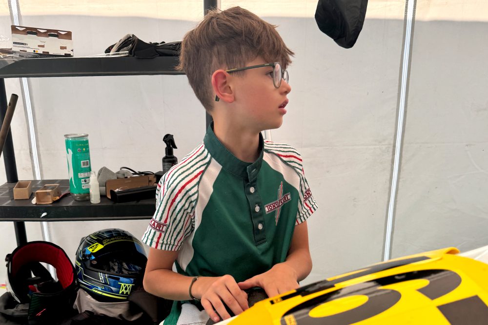 Nachwuchsfahrer Matt Kupper neben seinem Kart