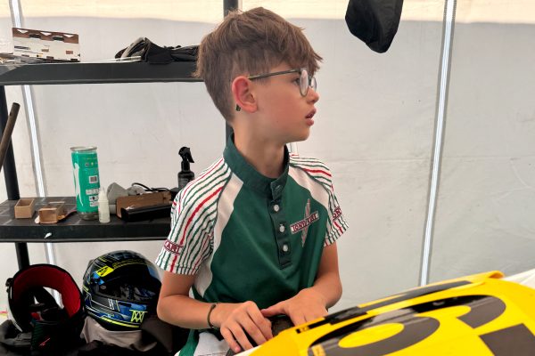 Nachwuchsfahrer Matt Kupper neben seinem Kart