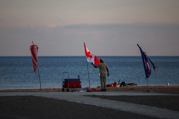 Eine kanadische Flagge weht am Lake Ontario