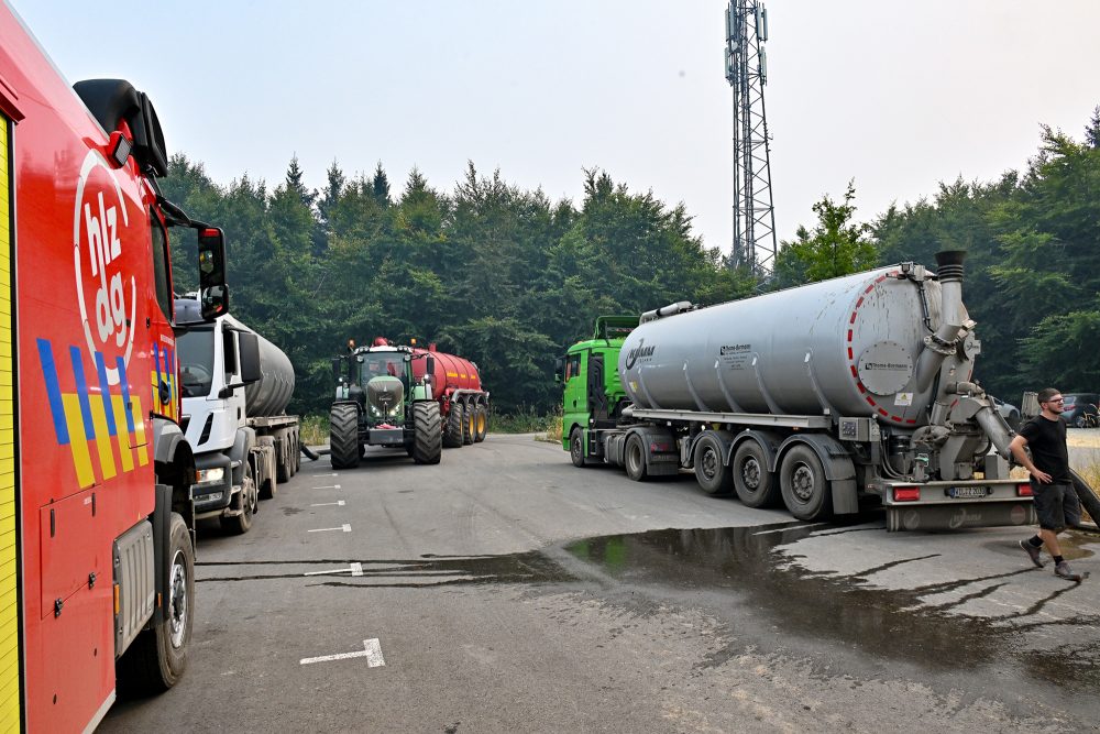 Landwirte unterstützen die Feuerwehr im Hohen Venn