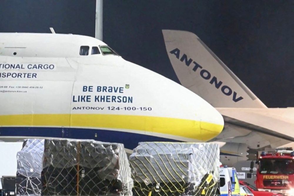 Ein ukrainisches Flugzeug am Flughafen von Leipzig. Daneben wurde eine Drohne entdeckt