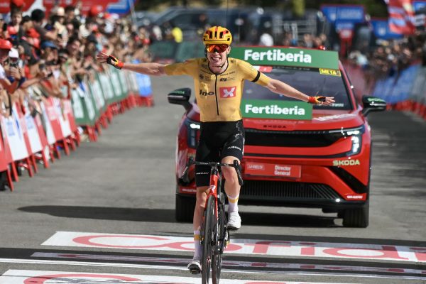 Andreas Leknessund überquert jubelnd die Ziellinie