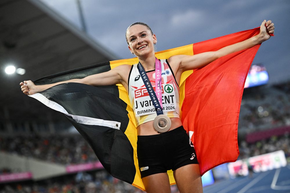 Jana Van Lent mit Medaille und Belgien-Flagge