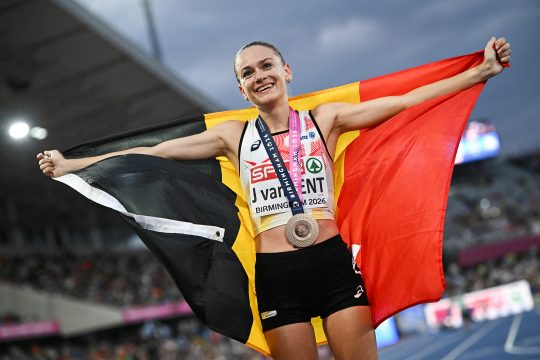 Jana Van Lent mit Medaille und Belgien-Flagge