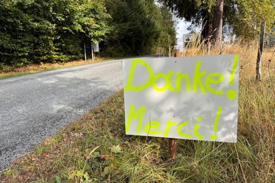 Schild mit "Danke! Merci!" am Ortsausgang von Leykaul