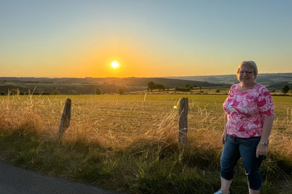 Gaby Meyer steht vor dem Panorama