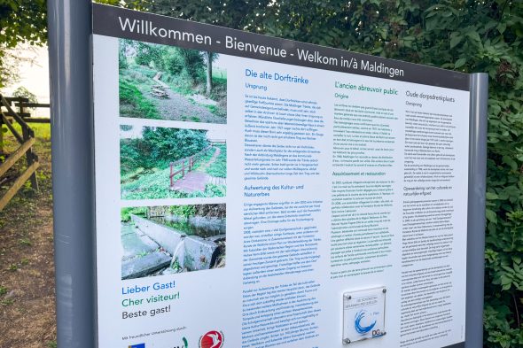 Erklärungsschild an der Dorftränke