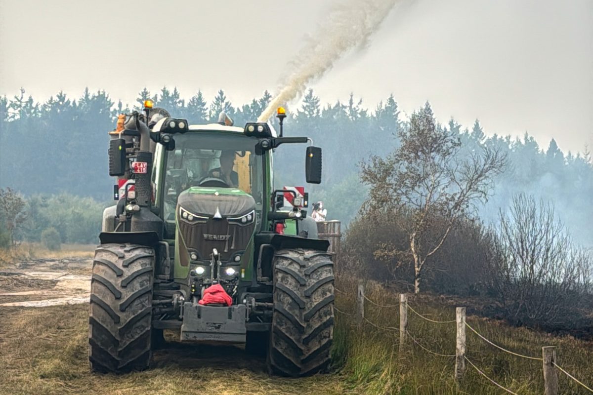 Traktor bei Löscharbeiten im Hohen Venn