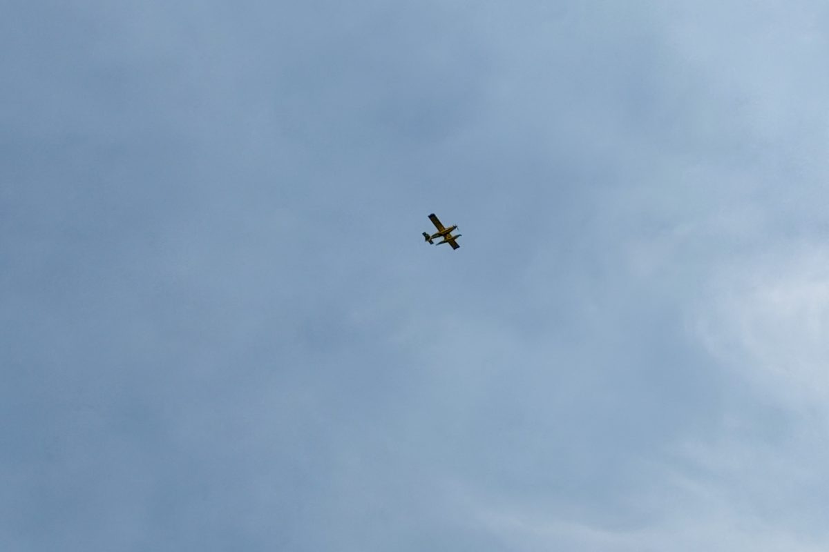 Löschflugzeug über dem BRF-Funkhaus Eupen