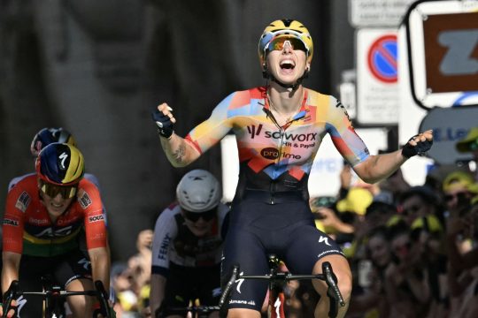 Lorena Wiebes war zum Auftakt der Tour de France Femmes einmal mehr die Schnellste (Bild: Nicolas Tucat/AFP)