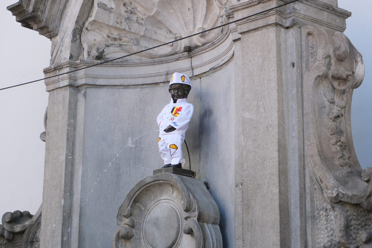 Manneken Pis im Kostüm eines Frittenbuden-Betreibers