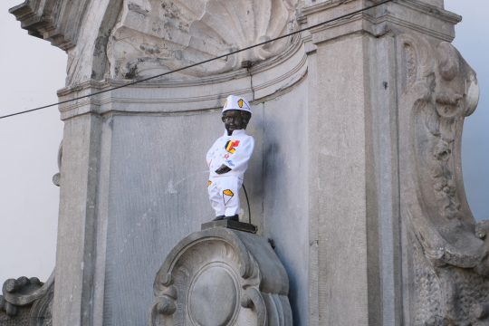 Manneken Pis im Kostüm eines Frittenbuden-Betreibers