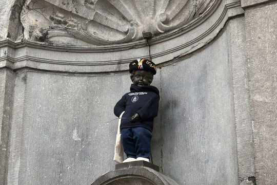Manneken Pis in der Kleidung der UCLouvain