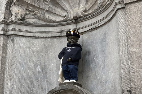 Manneken Pis in der Kleidung der UCLouvain