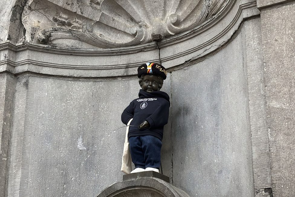 Manneken Pis in der Kleidung der UCLouvain