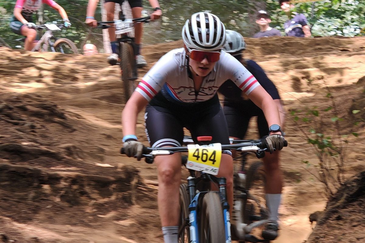 Marie Genten mit dem Mountainbike auf der Strecke