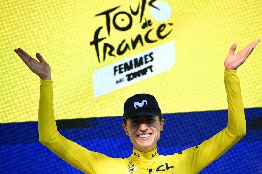 Marlen Reusser auf dem Podium der Tour de France