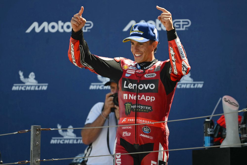 Marc Marquez jubelt auf dem Siegertreppchen