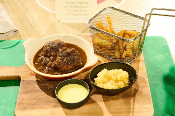 Boulets liégeois mit Apfelkompott, Pommes frites und Mayonnaise - Megan Kohnens Gericht beim Tagesmotto: "Deutsche Nachbarländer" am Donnerstag in der Küchenschlacht