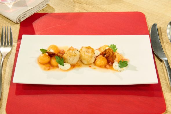 Gebratene Jakobsmuscheln mit Melonensalat, Zitronencreme und Speckchip Vorspeise von Megan Kohnen - Montag in der Küchenschlacht