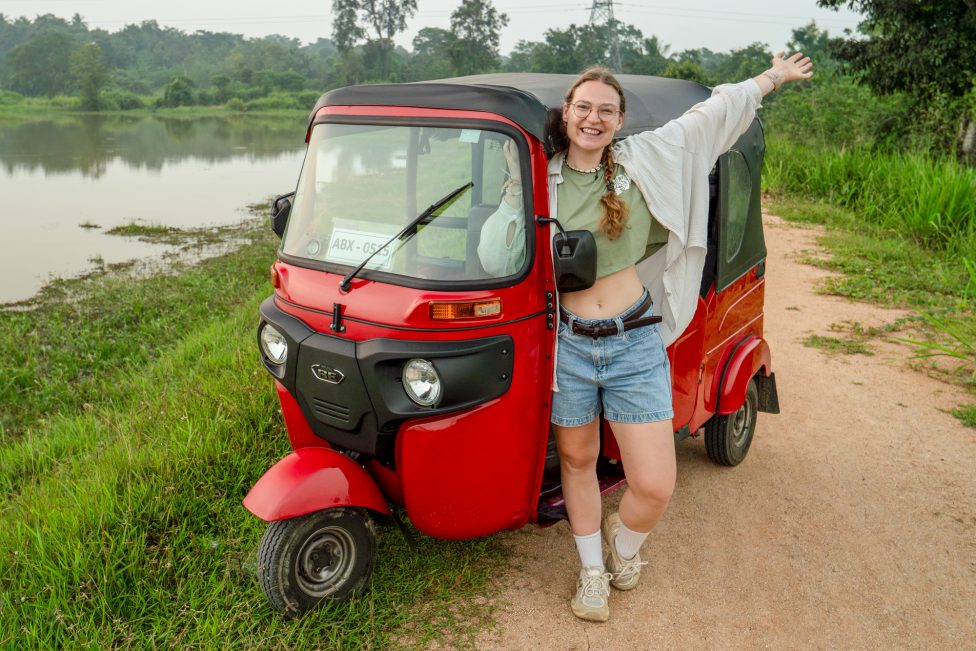 Melanie Simons steht neben ihrem Tuktuk