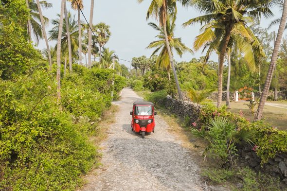 Luftaufnahme vom Tuktuk auf einer Straße in Sri Lanka