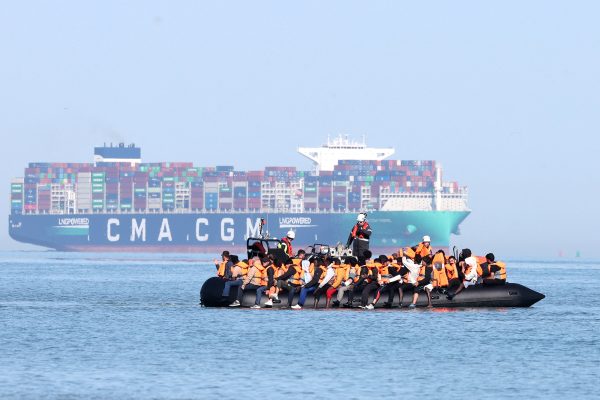 Migranten auf einem Schlauchboot von Schmugglern auf dem Ärmelkanal
