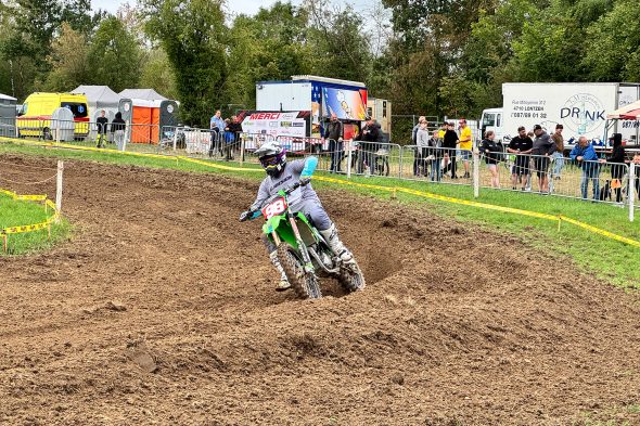 Motocrossfahrer in Aktion