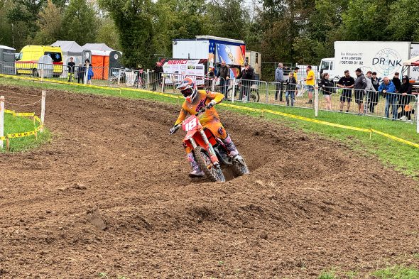 Motocrossfahrer in Aktion