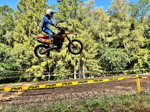 Motocrossfahrer in der Luft