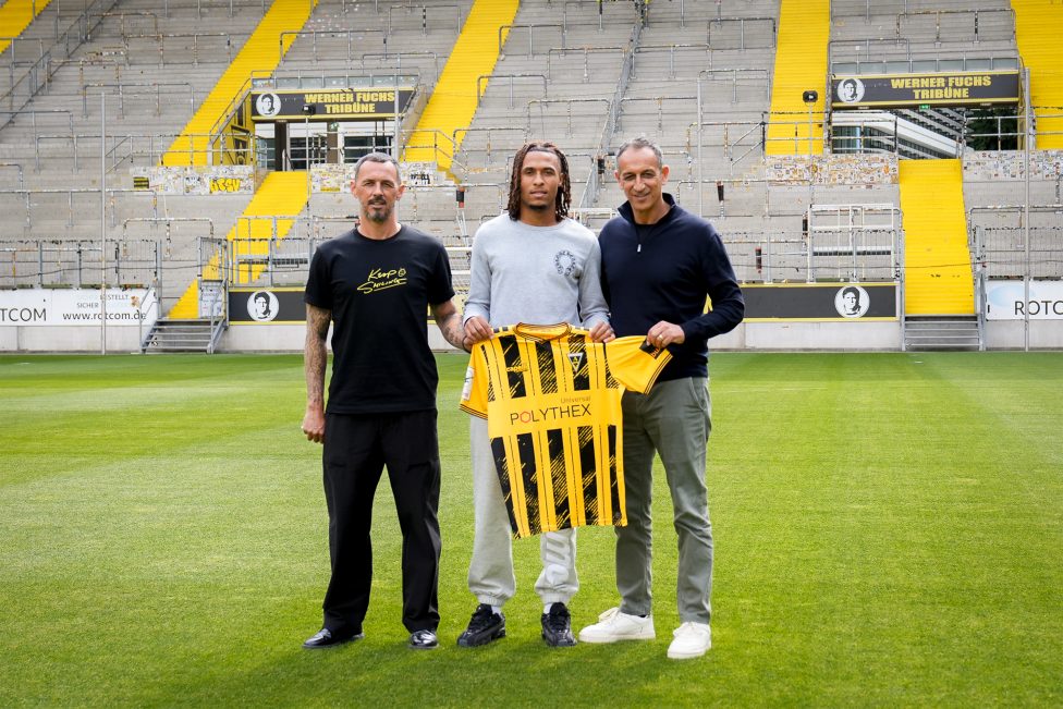 Nathan Bitumazala mit dem Alemannia-Trikot und zwei Verantworlichen