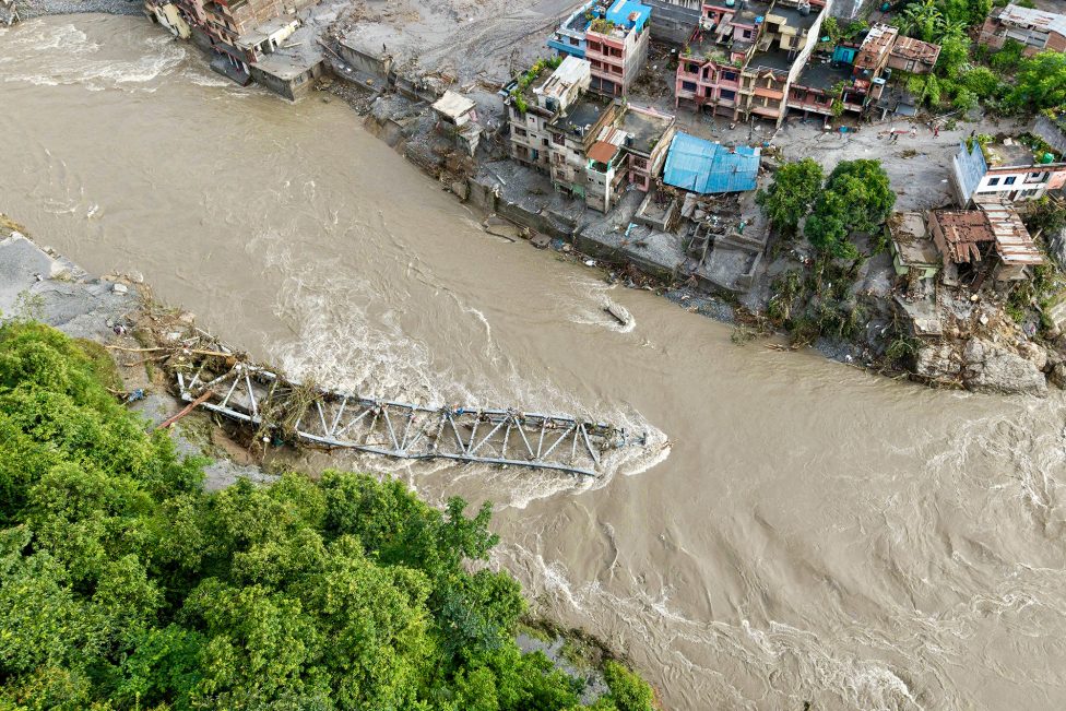 Überschwemmungen in Nepal: Wegerissene Brücken und zestörte Häuser