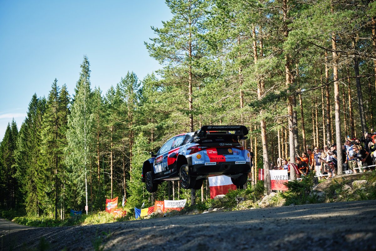 Der Hyundai von Thierry Neuville/Martijn Wydaeghe beim Shakedown der Rallye Finnland bei einem Jump