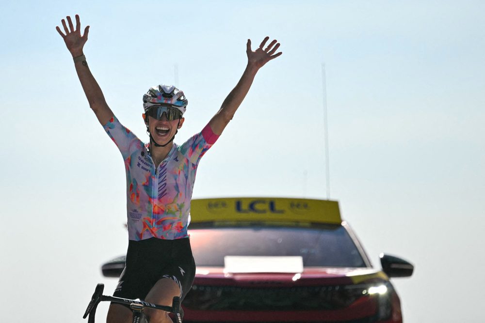 Kasia Niewiadoma gewinnt die Königsetappe und jubelt